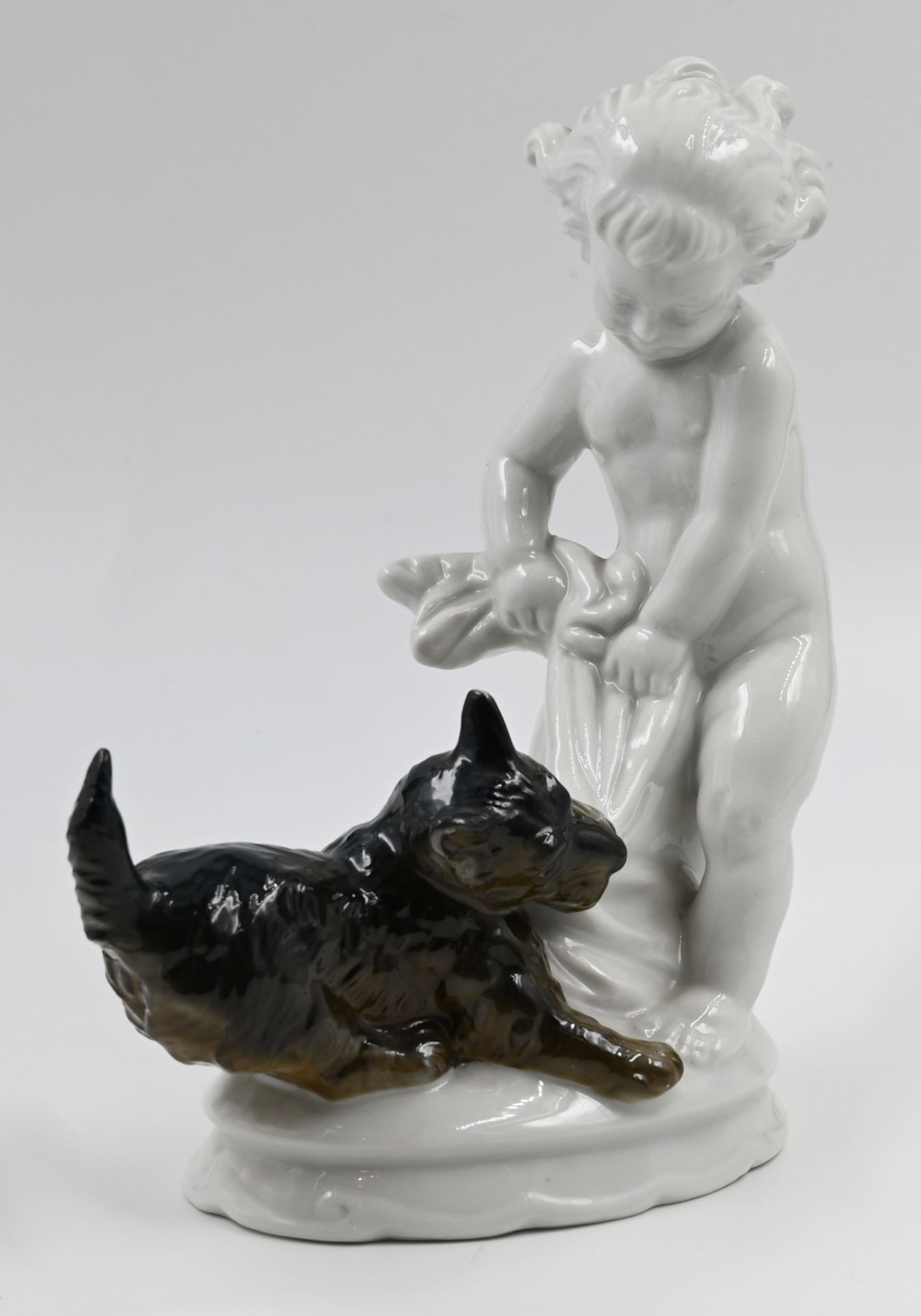 1 Figurengruppe Porzellan ROSENTHAL (Marke 1908-1953), "Neckerei - Kind mit Hund", Entwurf M. H. FRI