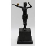 1 Figur Metall wohl Bronzeguss "Kugelspielerin", auf Marmorsockel,