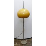 1 Designer-Stehlampe wohl 1970er Jahre, Metall verchromt mit ockergelbem Kunststoffschirm, 2-flammig