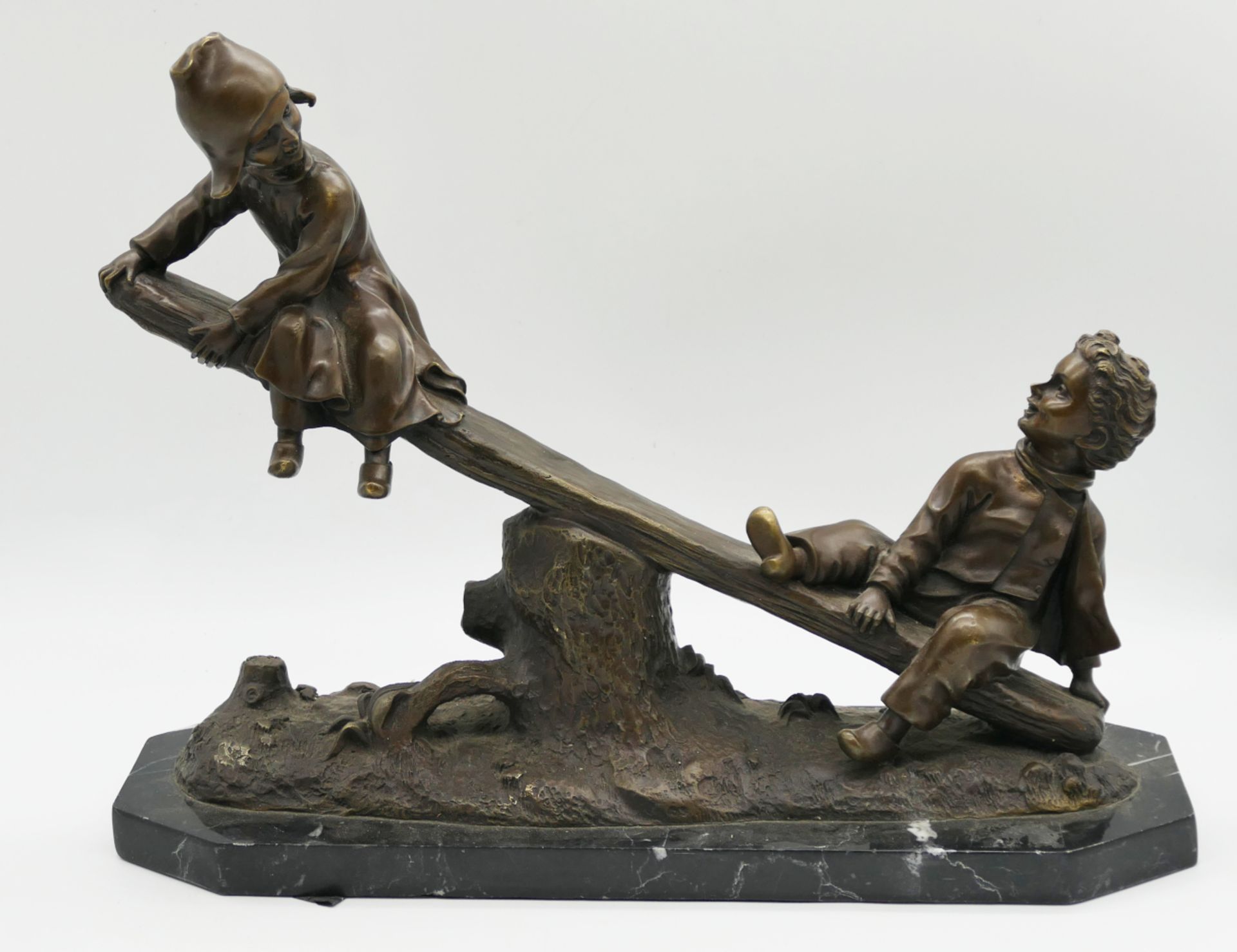 1 Bronzefigur rücks. bez. J. D'ASTE (wohl Joseph/Giuseppe D.'A. 1881-1945) "Zwei Kinder auf der Sch