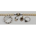1 Brosche WG 18ct., mit Perlen und Saphiren, 1 Ohrring, 1 Ring, 1 Perlenkette, je WG 14ct., z.T. mit