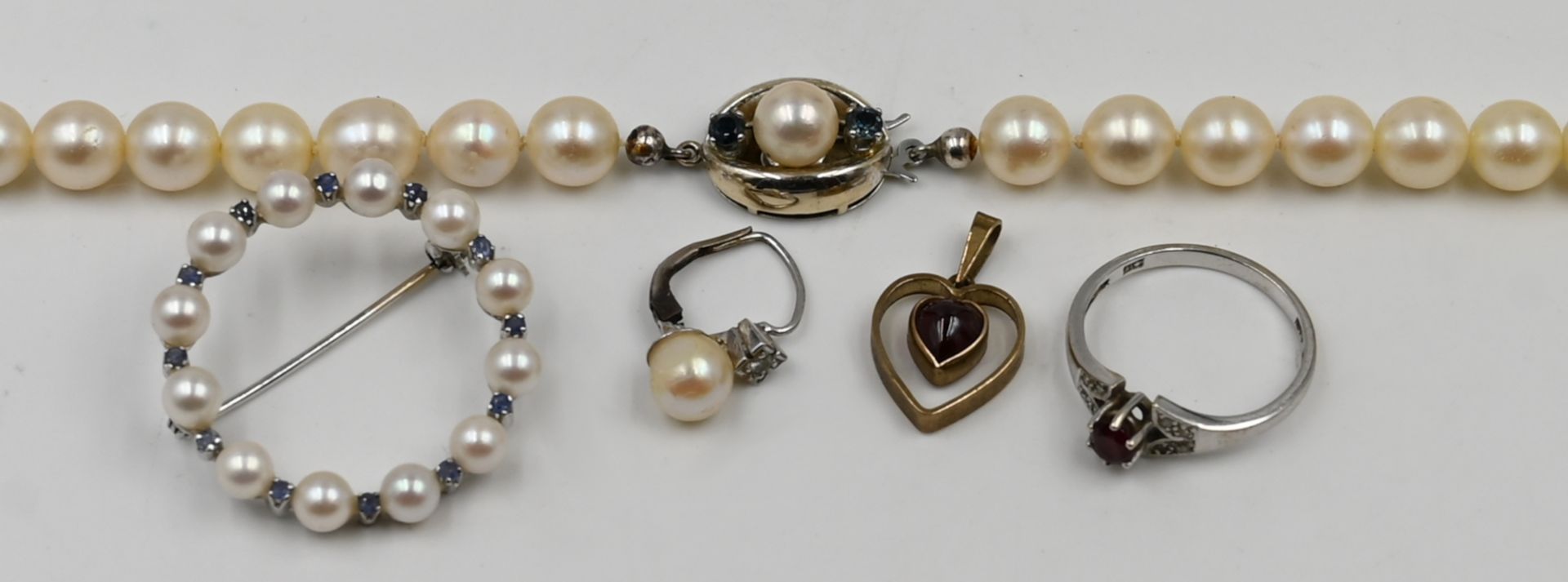 1 Brosche WG 18ct., mit Perlen und Saphiren, 1 Ohrring, 1 Ring, 1 Perlenkette, je WG 14ct., z.T. mit