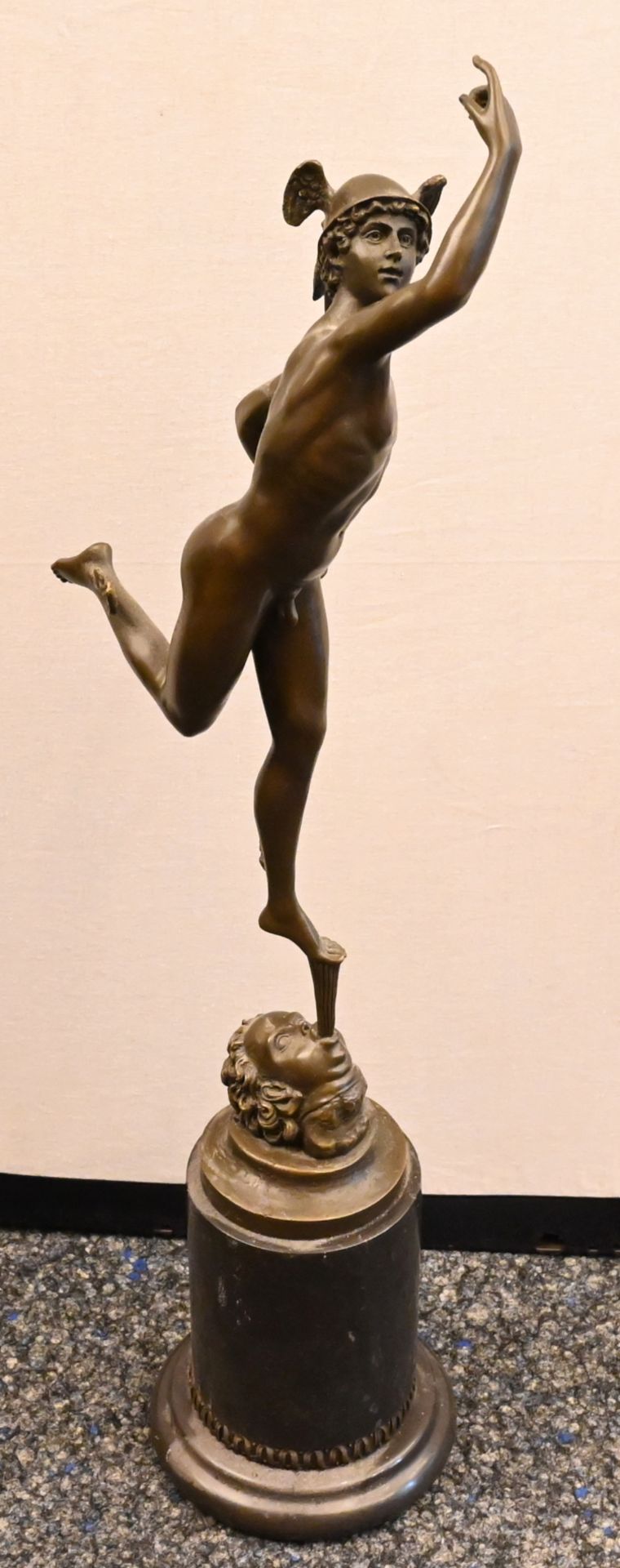1 Statuette Bronze "Hermes" Replik nach Giambologna, H ca. 69cm auf rundem Marmorsockel,