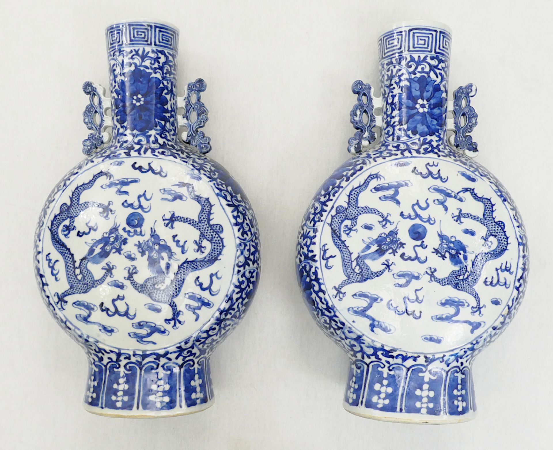1 Pendant Mondflaschen Keramik, wohl China 19. Jh., Unterglasur-Blaumalerei "Himmeldrachen mit Blume