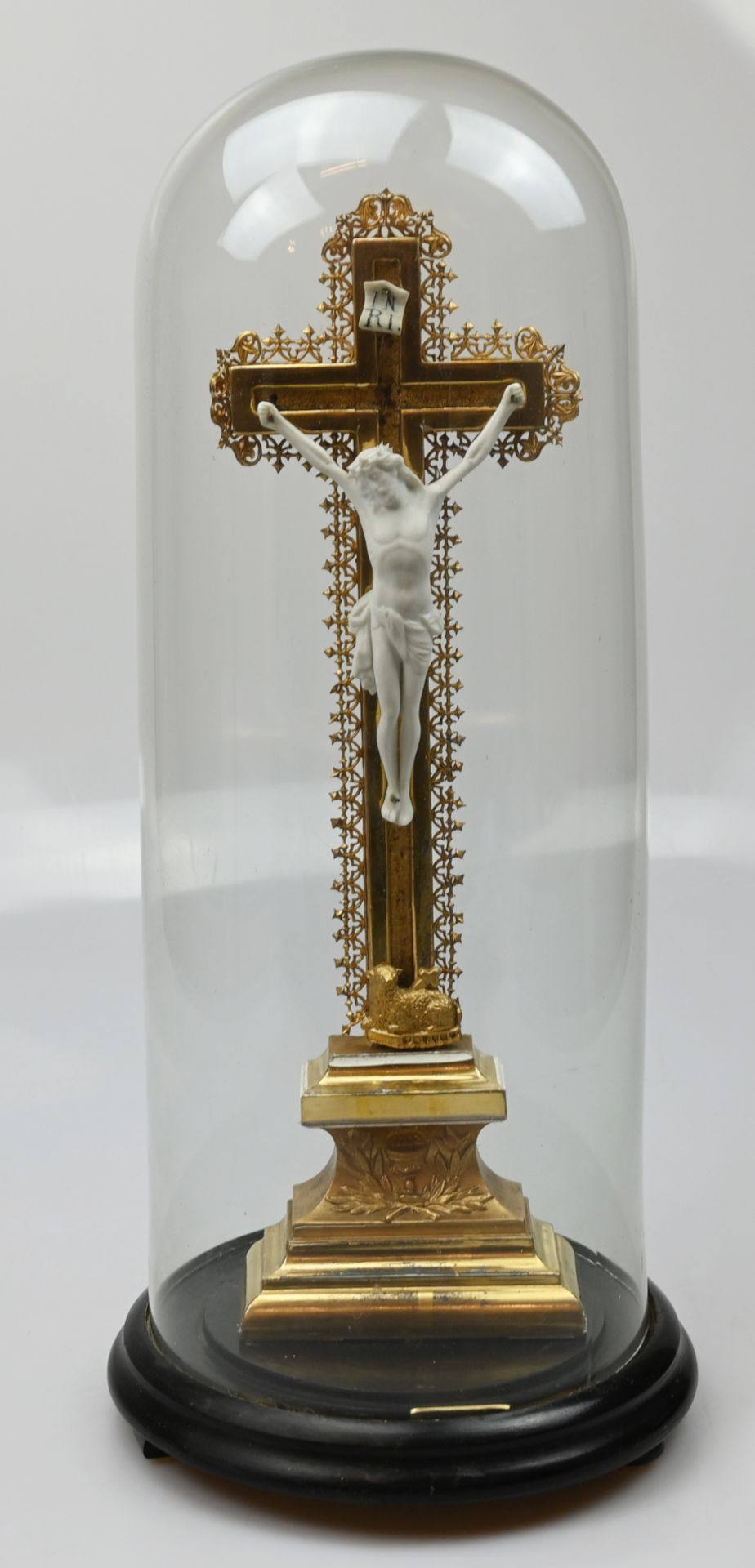 1 Kruzifix wohl 20. Jh. Holz/Stuck vergoldet, Christusfigur aus Bisquitporzellan, ca. H 47cm, mit Gl