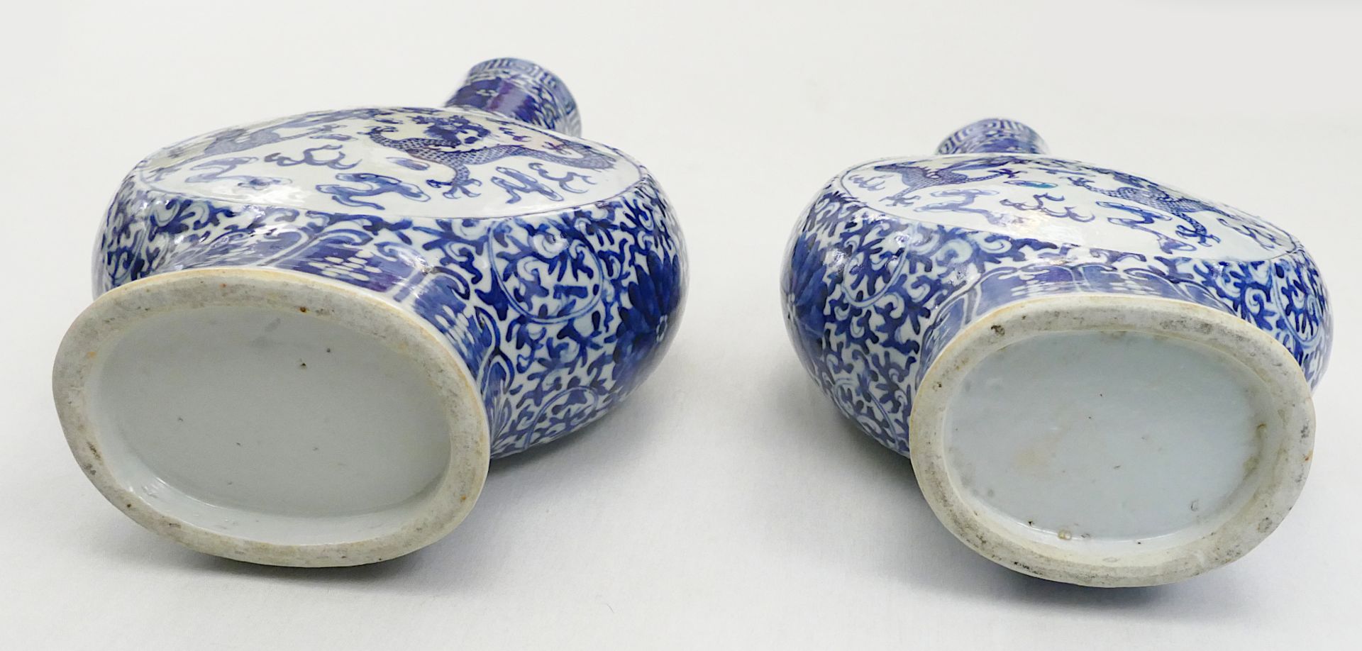 1 Pendant Mondflaschen Keramik, wohl China 19. Jh., Unterglasur-Blaumalerei "Himmeldrachen mit Blume - Image 2 of 2