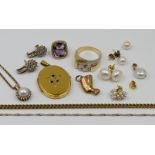 1 Konv. Schmuck: GG 8/9ct., z.T. mit Perlen, weißen Steinen u.a. sowie 1 Damenring GG 14ct., mit wei
