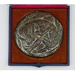 1 Münzplakette, wohl Bronze, vorderseitig mehrere umarmende Personen, mit Buchstaben O.P.O., rücks.