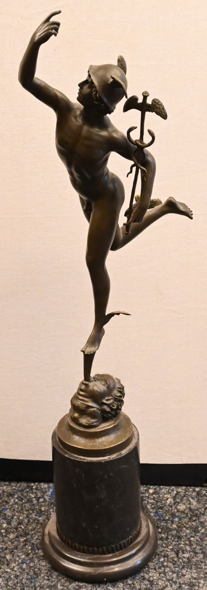 1 Statuette Bronze "Hermes" Replik nach Giambologna, H ca. 69cm auf rundem Marmorsockel, - Bild 3 aus 5