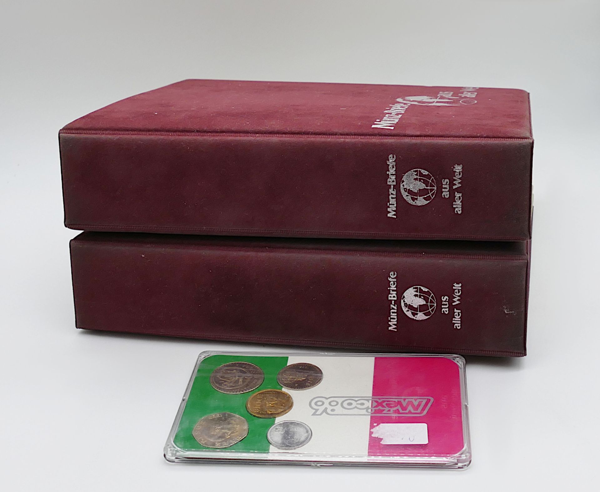 1 Konv. Münzbriefe, 80er Jahre, in 2 Alben sowie wenige Münzen/Medaillen, je Asp./Tsp.