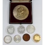 1 Konv. Münzen/Medaillen: Silber, Metall u.a., z.B. BRD 10 Euro, wohl vergoldet, Österreich, Adenaue