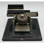 1 Kinderschreibmaschine gemarkt GSN (wohl Gebrüder SCHMID Nürnberg) "Junior Modell 3"/"D. R. P. USA.