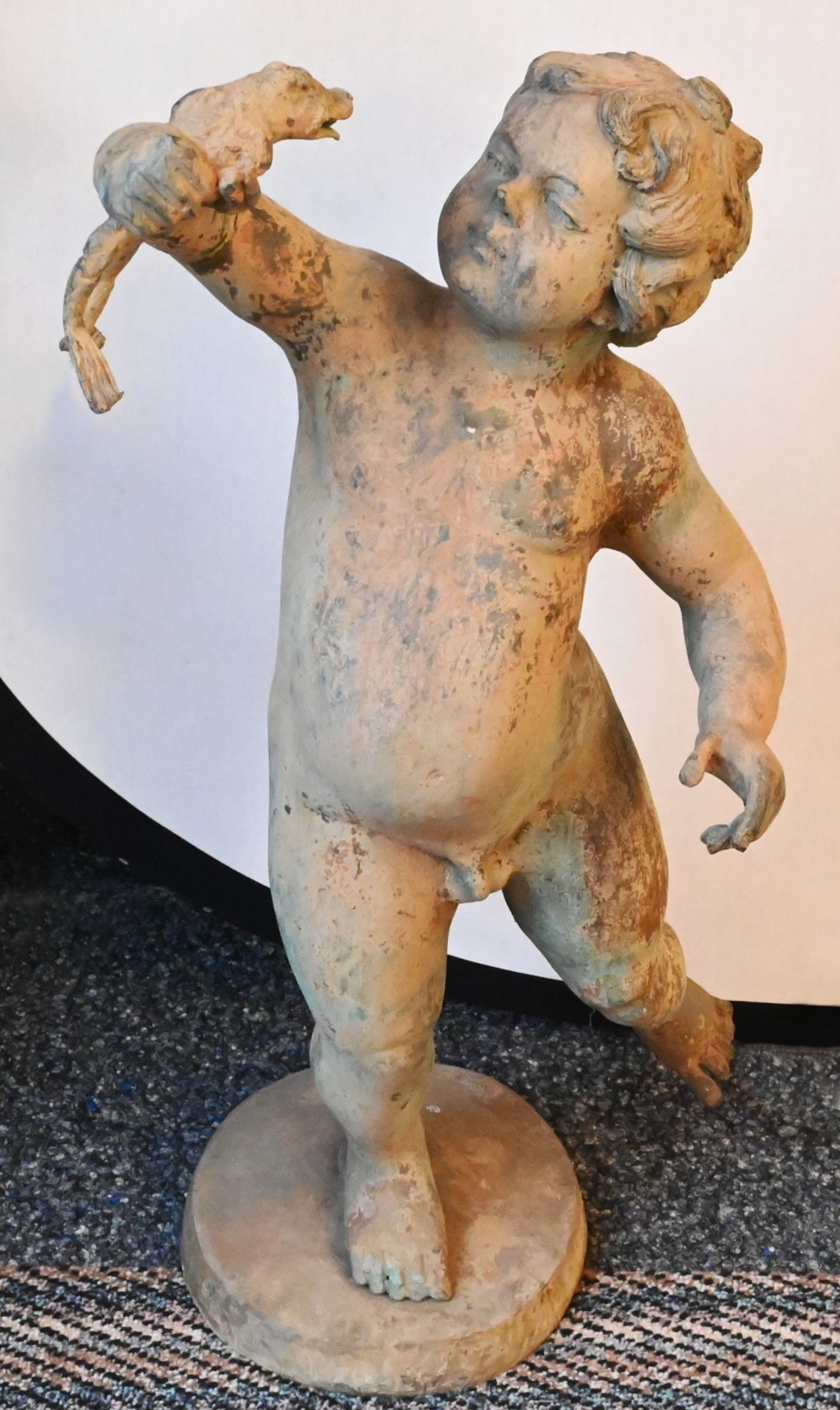 1 Brunnen-/Gartenfigur "Putto, der einen Frosch hält" Metall z.T. grün oxidiert, ca. H 76cm, min. be