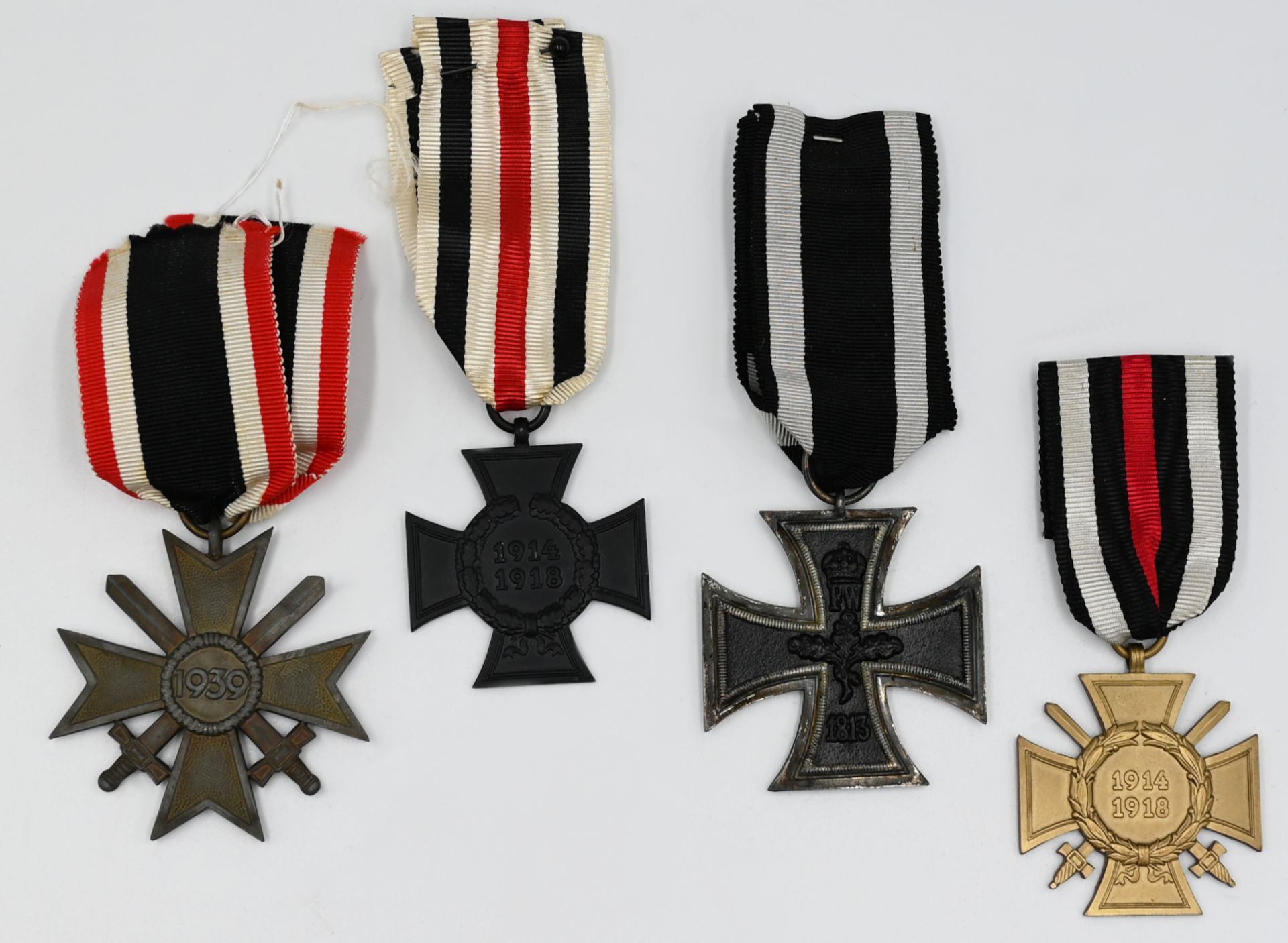 4 Orden 1. und 2. WK: "Eisernes Kreuz", "Ehrenkreuz für Frontkämpfer", "Hinterbliebenenkreuz", "Krie