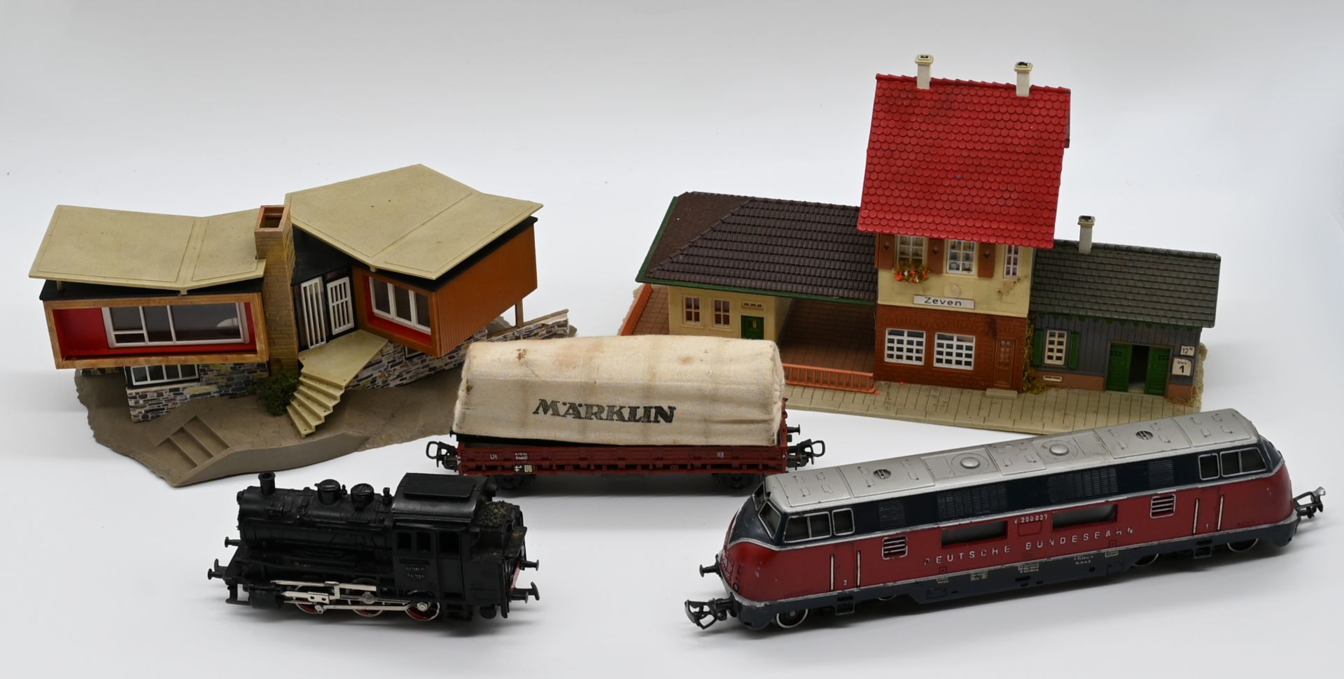 1 Konv. Modelleisenbahn MÄRKLIN: 1 Diesellok, 1 E-Lok, 2 Dampf-Loks, 1 Schienen-Bus sowie ca. 23 Per