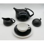 1 Teeservice im Bauhaus-Stil (ca. 24 Teile): je Porzellan ROSENTHAL studio-line "TAC" in schwarz und