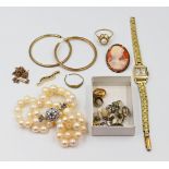 1 Perlenkette, Verschluss WG 18ct., 1 Damenarmbanduhr, Gehäuse GG 14ct., Band vergoldet, 6 Schmuckte