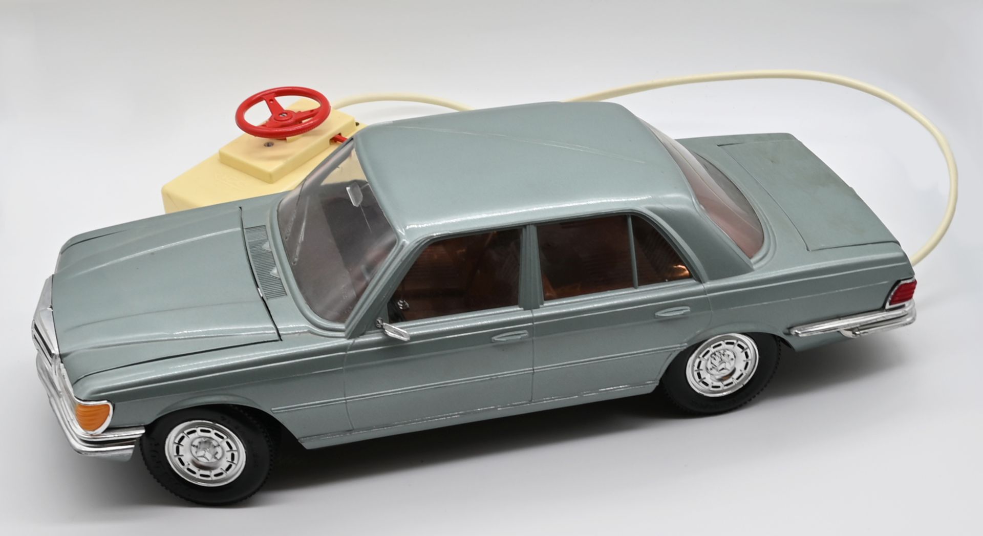 1 Konv. Blechspielzeug u.a.: 1 Fernlenkauto RICO "Mercedes 450 SE Diplomatico" ca. L 45cm, mit Origi