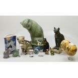 1 Konv. Sammlungsgegenstände mit Katzenthematik: 1 Porzellanfigur GOEBEL ca. H 25,5cm, 1 Figur BING 