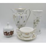 1 großes Konv. Porzellan: 3 Teilservice: WEDGWOOD "Mirabelle" (ca. 45 Teile), ROSENTHAL "Cordial bra