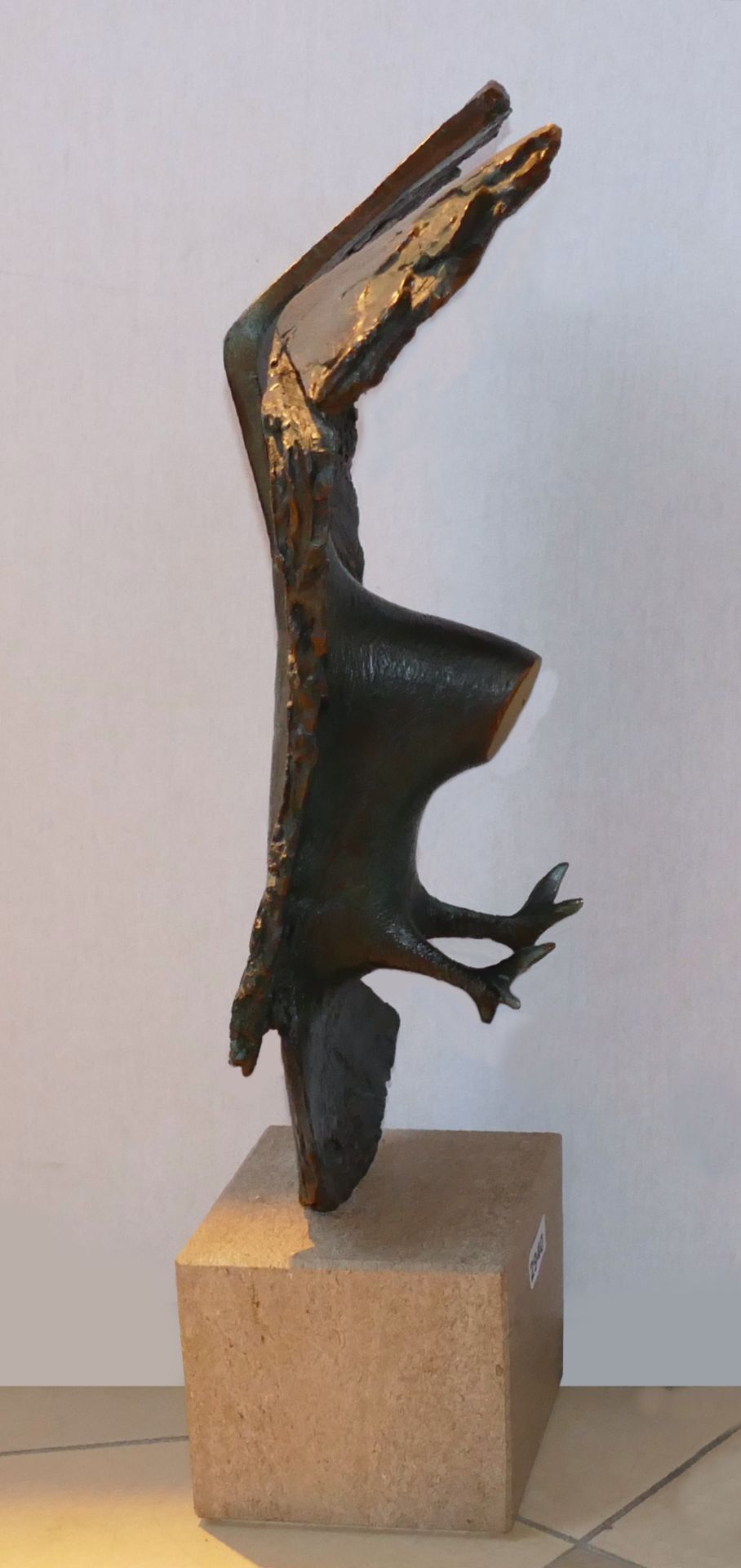 1 Bronzefigur bez. ARS MUNDI/HARTOG (wohl Evert H. DEN *1949 Lieshout/Niederlande) "Fliegende Eule" - Bild 2 aus 5