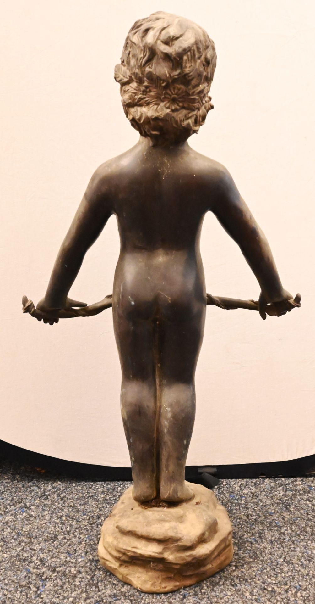 1 Gartenfigur Metall wohl Bronze "Amor mit Bogen", auf Terrainsockel H ca. 92cm, min. besch., berieb - Bild 4 aus 4