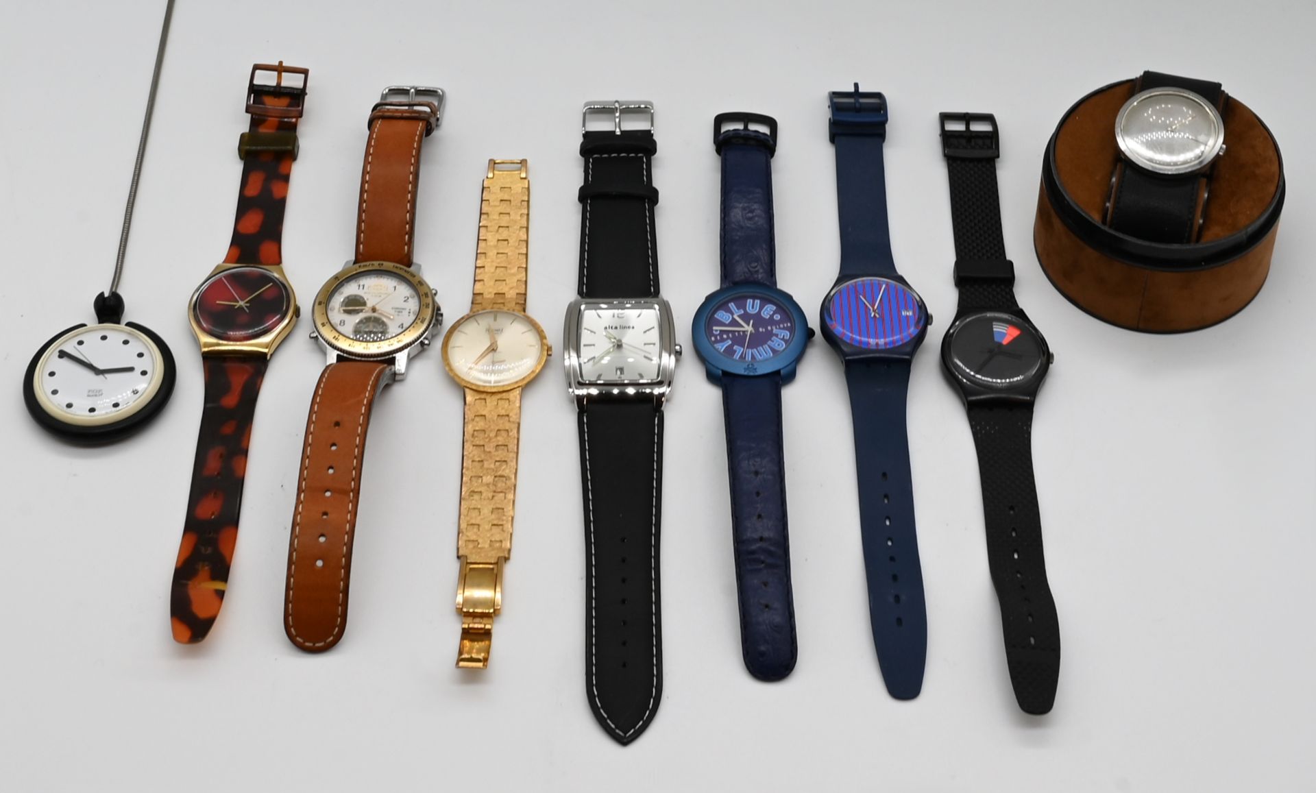 1 Konv. Armbanduhren u.a.: Metall/Kunststoff, z.T. mit Leder, z.B. CAMEL, SWATCH, GEORG JENSEN, je A