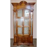 1 Vitrine im Gründerzeitstil, wohl 20. Jh., Holz frontseitig verglast, ca. 228x116x39,5cm,