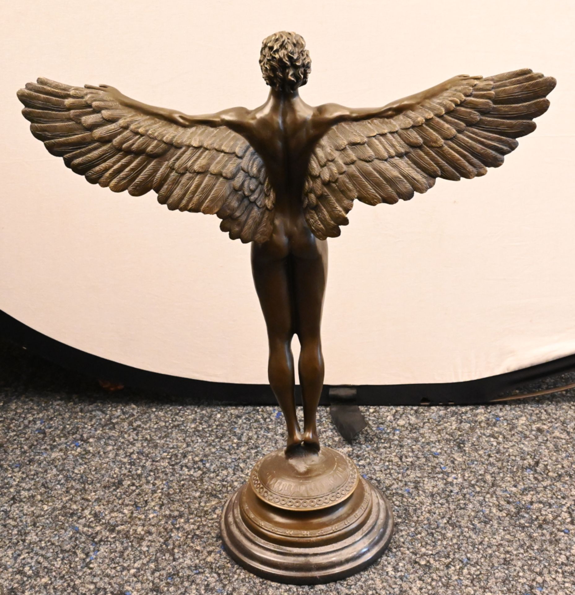 1Statue Bronze "Ikarus" Replik nach Adolph Alexander Weinman, H ca. 60cm auf rundem Marmorsockel, - Bild 4 aus 6