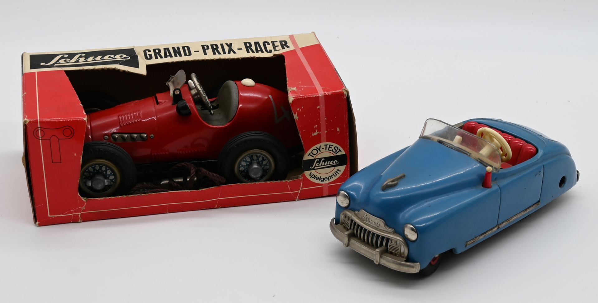 2 Modellautos SCHUCO: 1x "Radio 4012 Western Germany" ca. L 15,5cm, 1x "Grand Prix Racer Modell Ferr