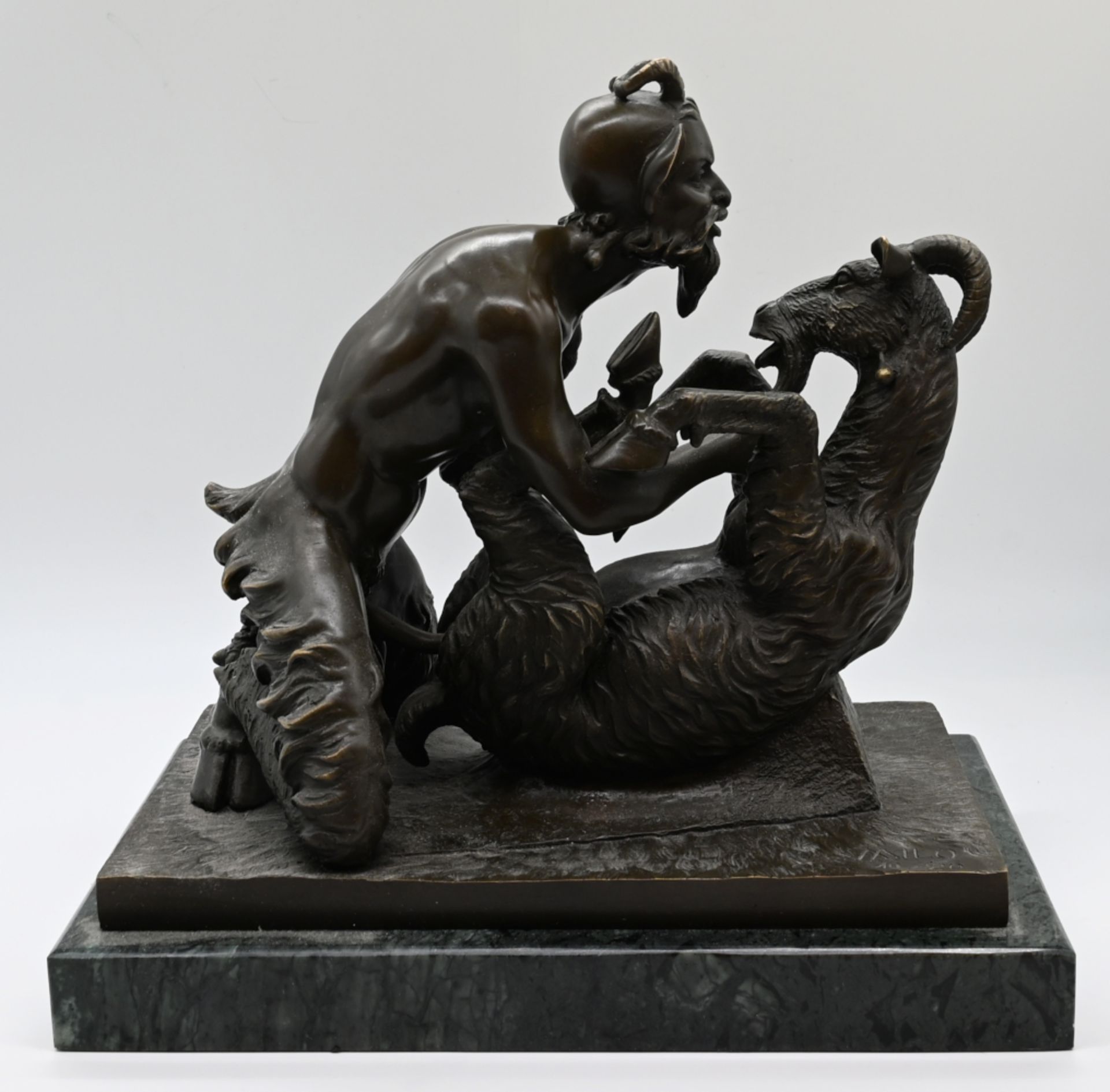1 Figurengruppe Bronze "Faun mit Ziege" Replik nach antikem Vorbild aus Pompeji, bez. "Milo" (wohl M