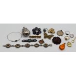 1 Konv. Schmuck: Silber (ca. 23 Teile), Mode/Metall u.a., z.T. mit Bernstein, Tigerauge, Granate, je