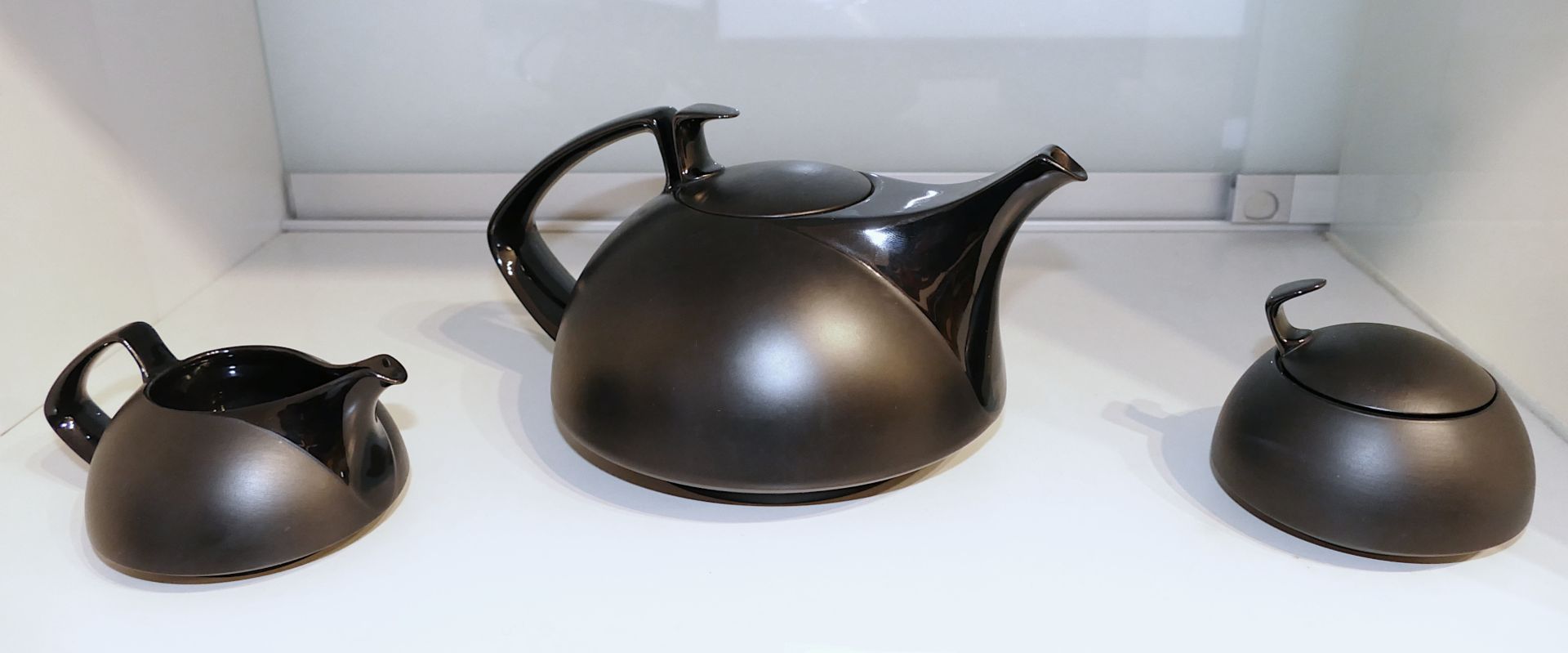 1 dreiteiliges Teeset im Bauhaus-Stil: Teekanne, Zuckerdose, Milchkännchen je Porzellan ROSENTHAL st