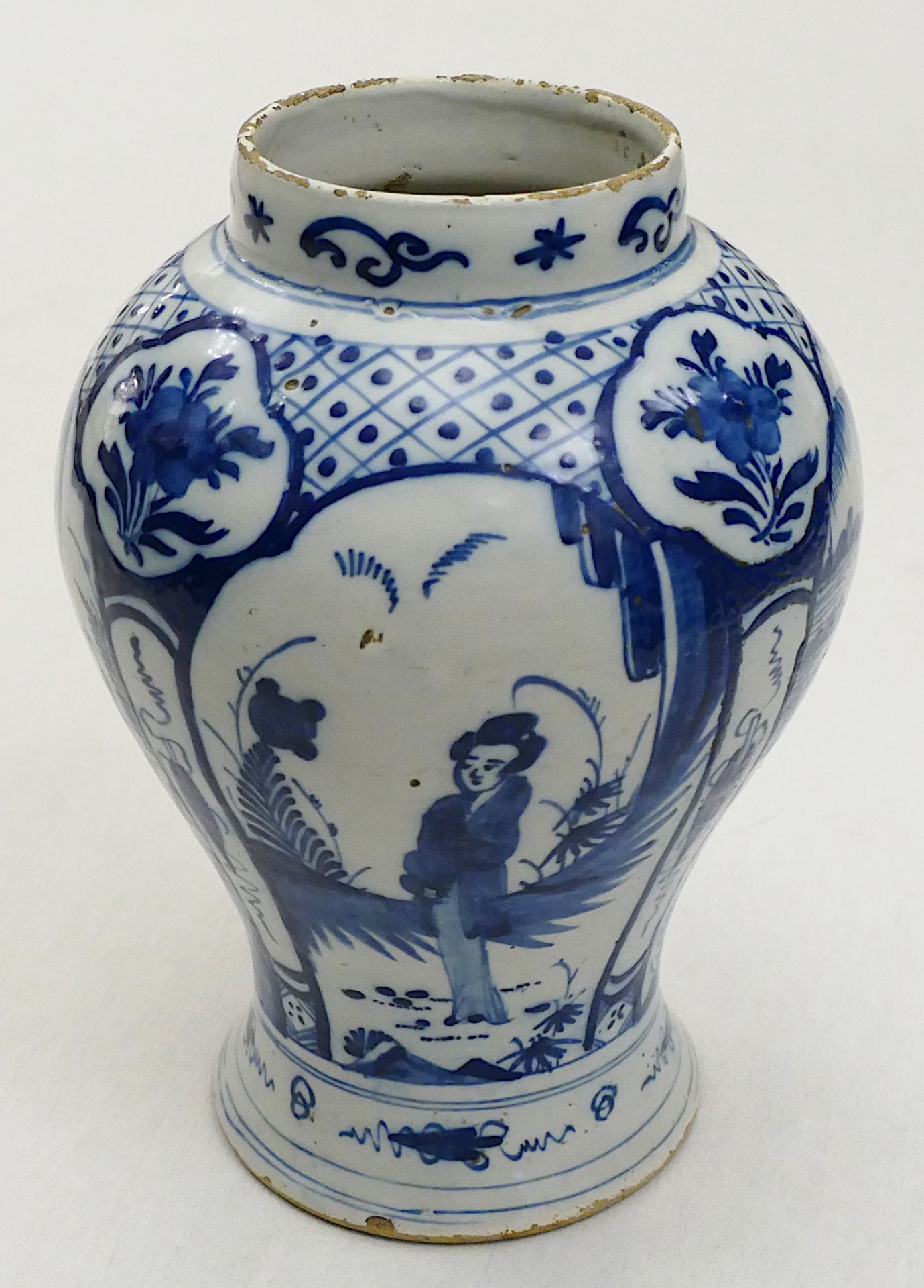 1 Balustervase wohl China 19. Jh., Keramik mit Unterglasur-Blaumalerei "Frauen- und Landschaftsmotiv - Bild 2 aus 5