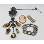 1 Damenarmband WG 18ct., 1 Muschelgemme (Anhänger/Brosche) GG 18ct., 1 Trachtenschmuck & 1 Briefklam