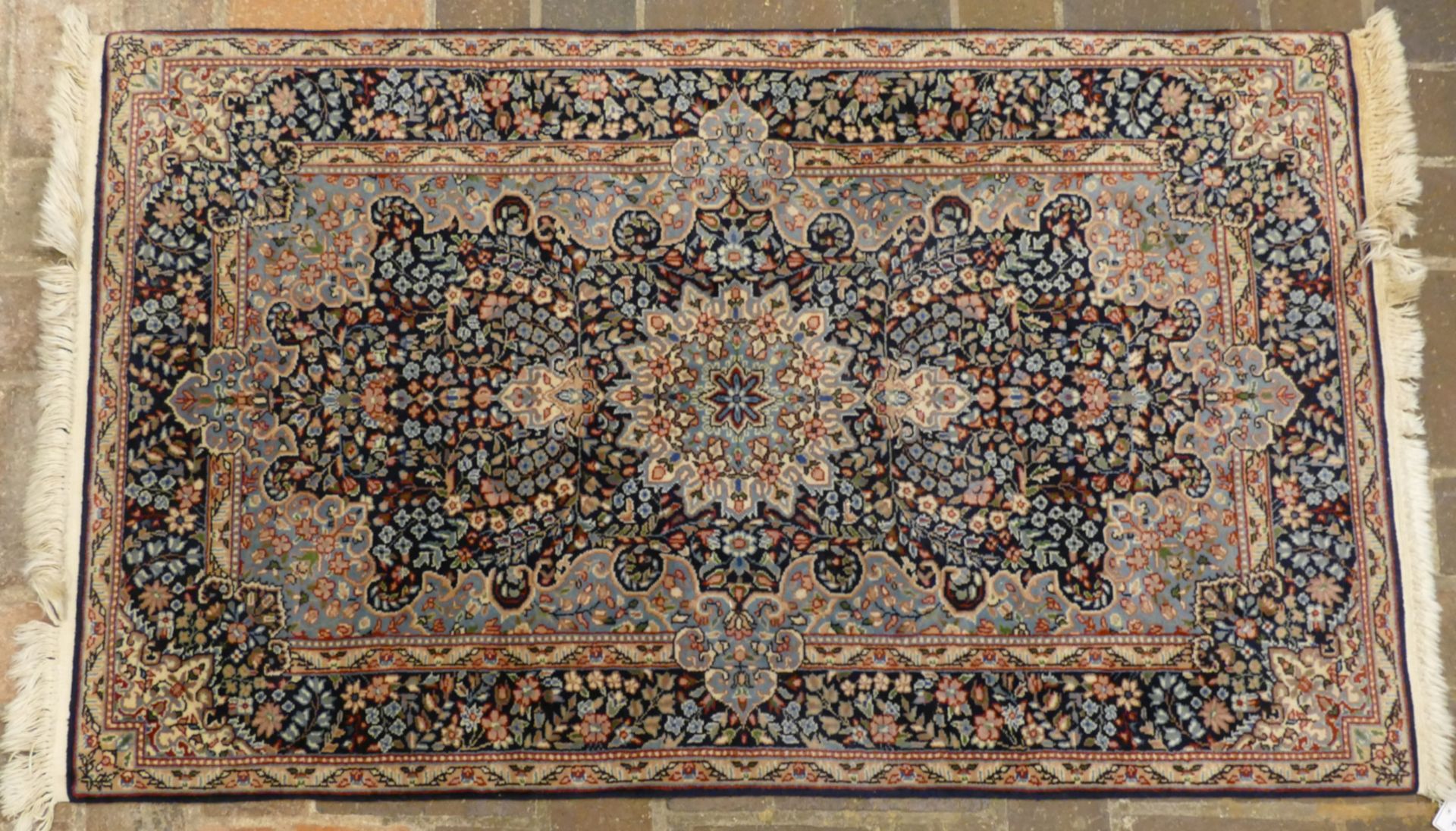 2 Teppiche 20. Jh.: 1x China rücks. bez. "mit persischem Muster" dunkelblaugrundig ca. 154x91cm,