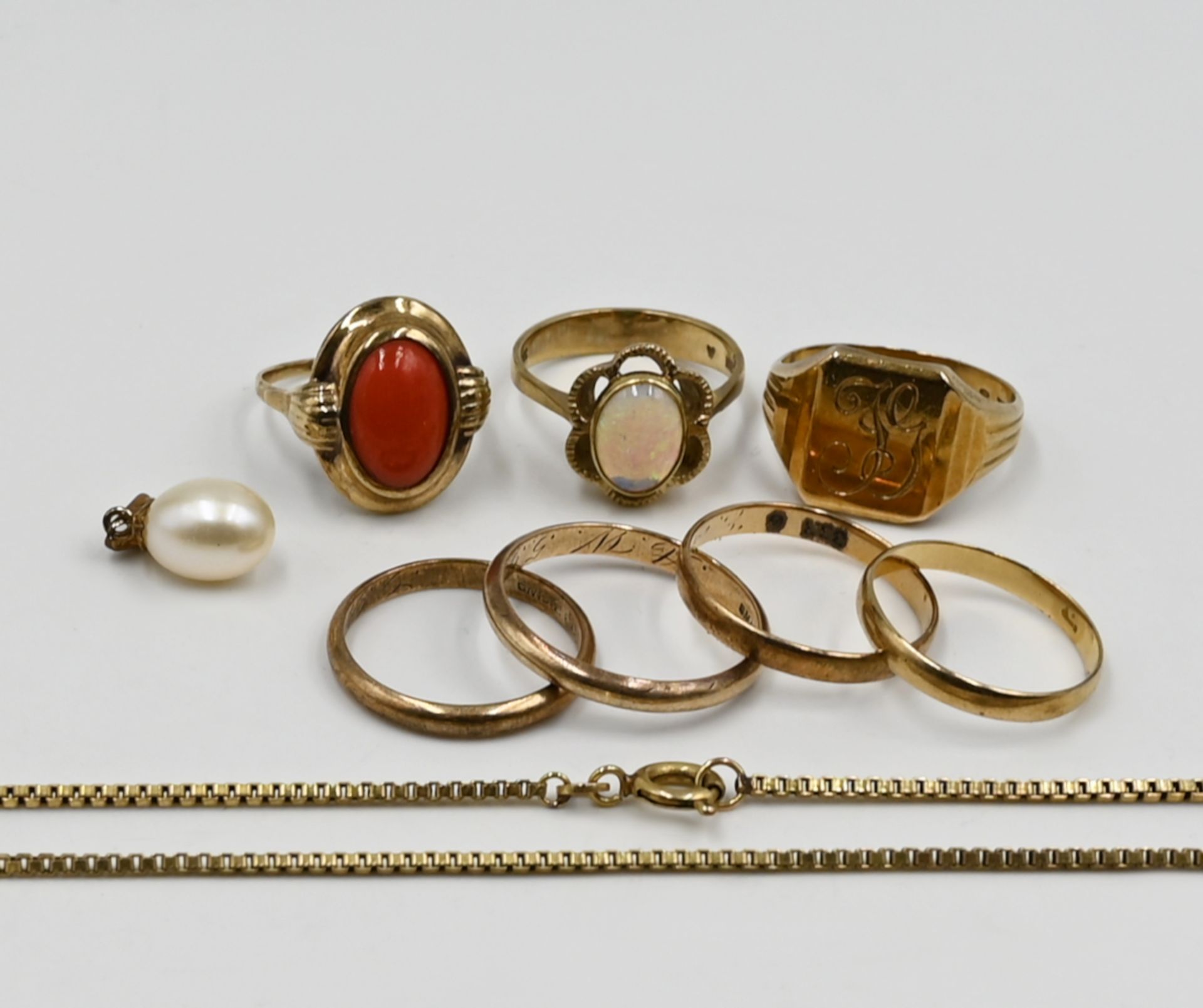 1 Konv. Schmuck: GG 8ct. (7 Teile) sowie 2 Ringe, z.T. mit Koralle, wohl z.T. GG, je Asp./Tsp.