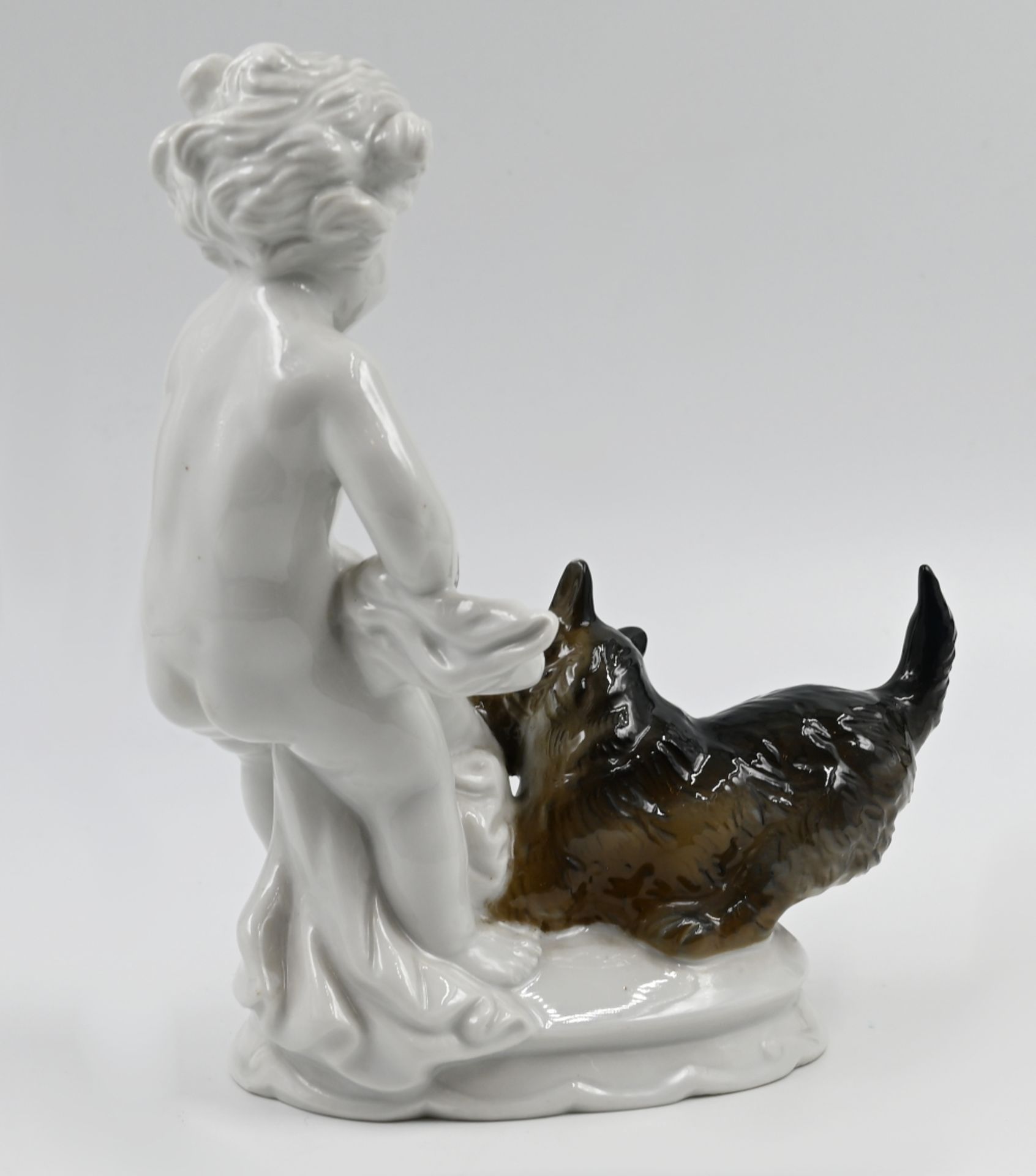 1 Figurengruppe Porzellan ROSENTHAL (Marke 1908-1953), "Neckerei - Kind mit Hund", Entwurf M. H. FRI - Image 2 of 4