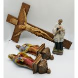 4 religiöse Figuren Holz u.a.: 1 Kruzifix ca. H 58cm, 2 Wandappliken "Maria und Jesus" je H 33cm, "A