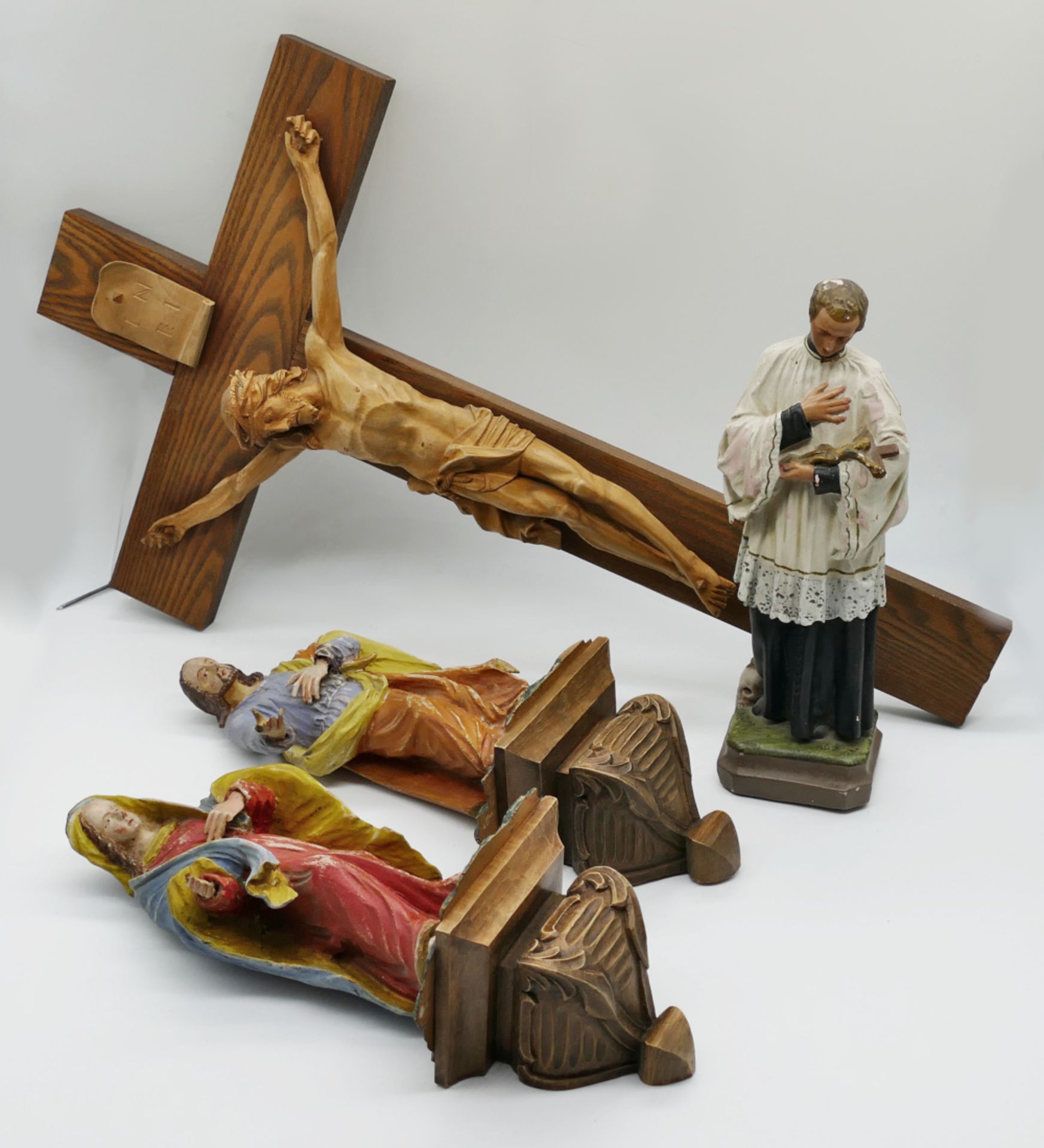 4 religiöse Figuren Holz u.a.: 1 Kruzifix ca. H 58cm, 2 Wandappliken "Maria und Jesus" je H 33cm, "A
