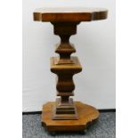 1 Säule/Konsole im Barockstil, Holz, Nussbaum geschnitzt, H ca. 85cm, auf Rollen, berieben, min. Kra