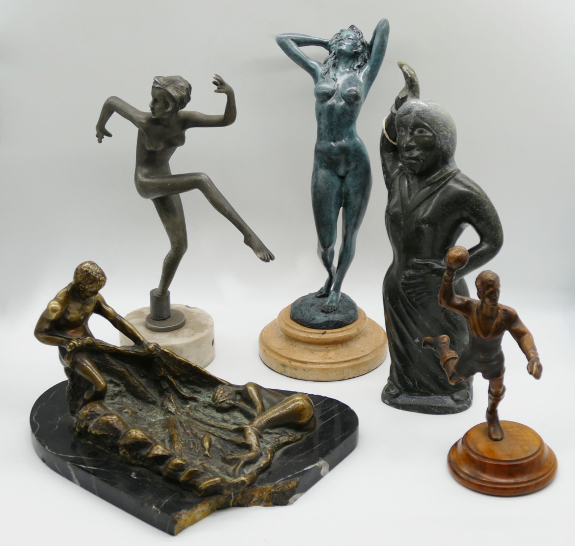 8 Figuren Bronze/Metall u.a.: z.B. bez. RAYMONDO "Damenakt" H mit Sockel ca. 33,5cm, unbez. "Fischer