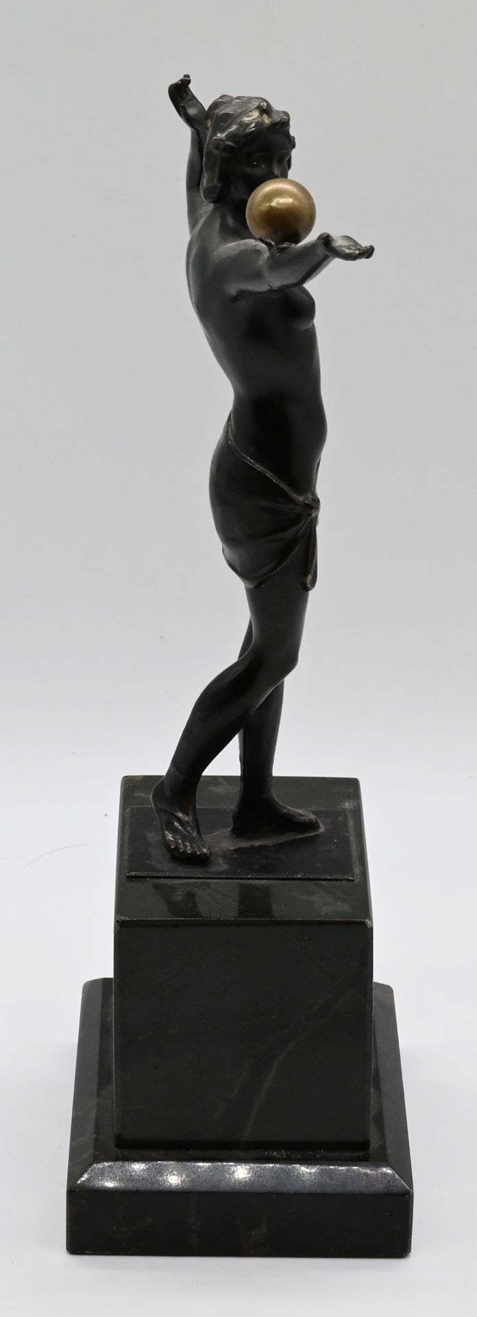 1 Figur Metall wohl Bronzeguss "Kugelspielerin", auf Marmorsockel, - Bild 2 aus 4