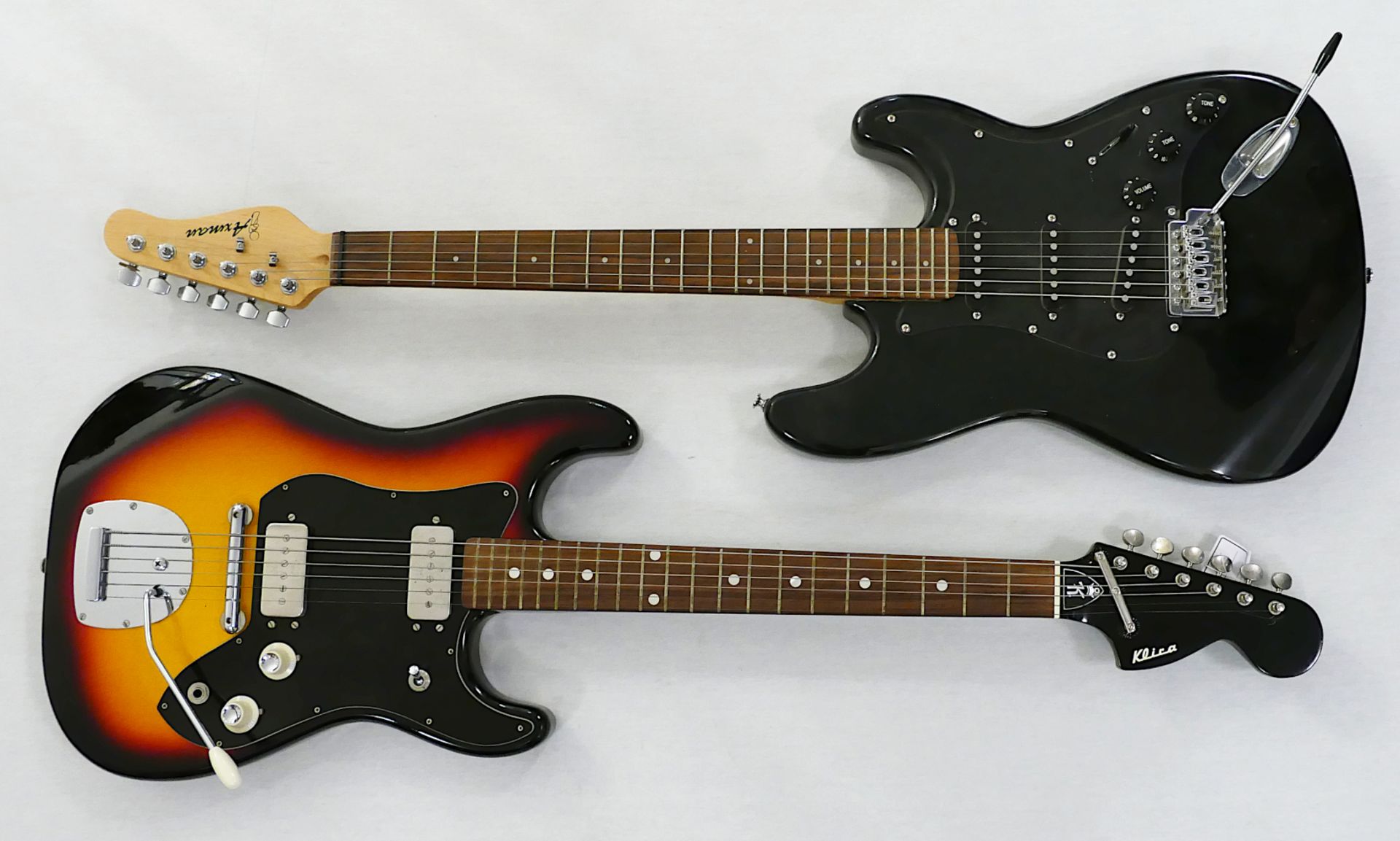 4 Gitarren: 2 Elektrogitarren KLIRA und AXMAN Singen "52937" sowie 2 Akustikgitarren, z.T. mit Trage