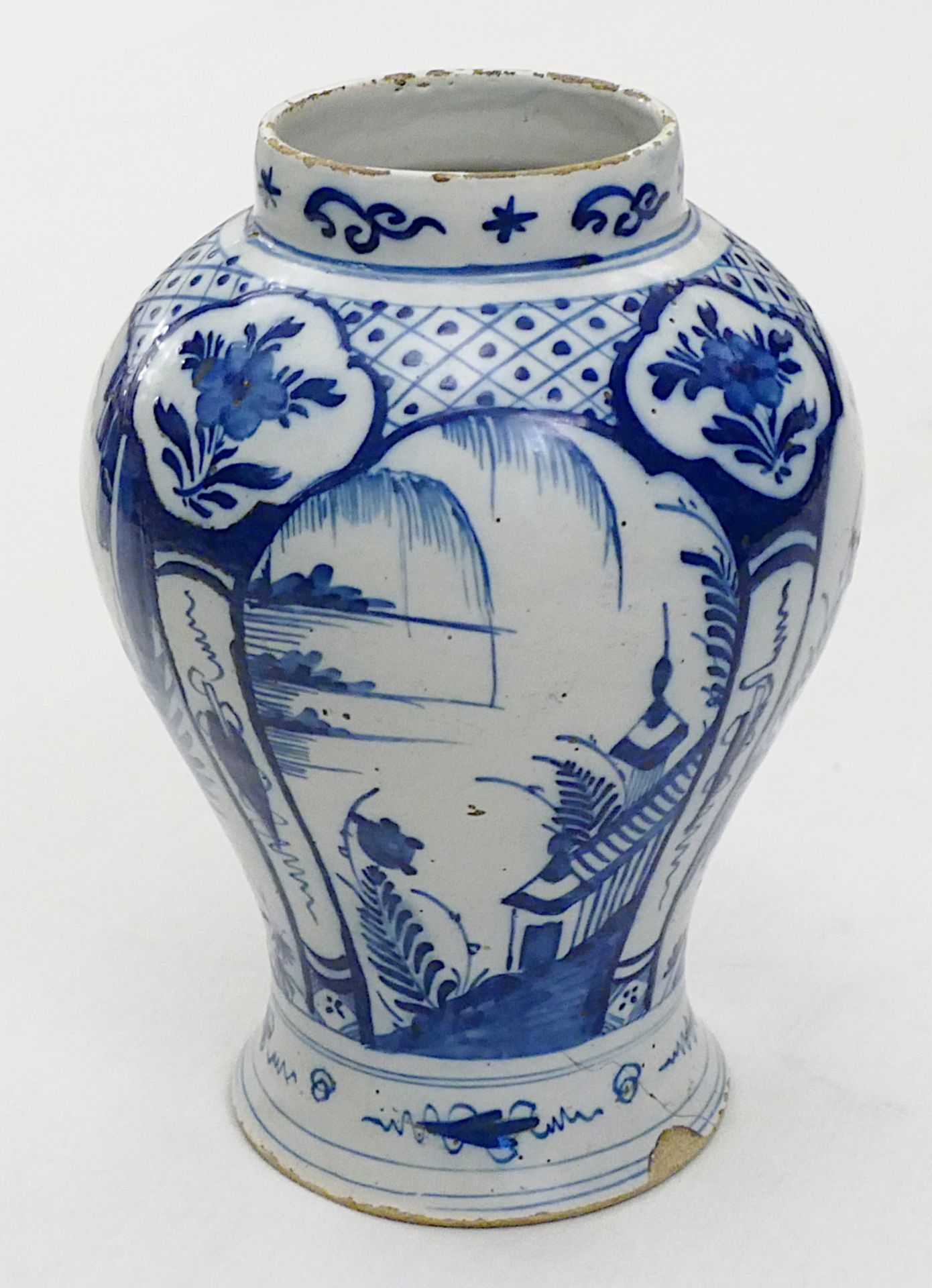1 Balustervase wohl China 19. Jh., Keramik mit Unterglasur-Blaumalerei "Frauen- und Landschaftsmotiv