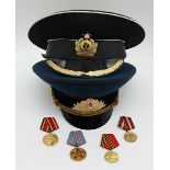 3 Parade-/Uniformen je wohl UdSSR zwischen 1955 und 1990: 1x "Kapitän zur See" mit Mantel, Hose und
