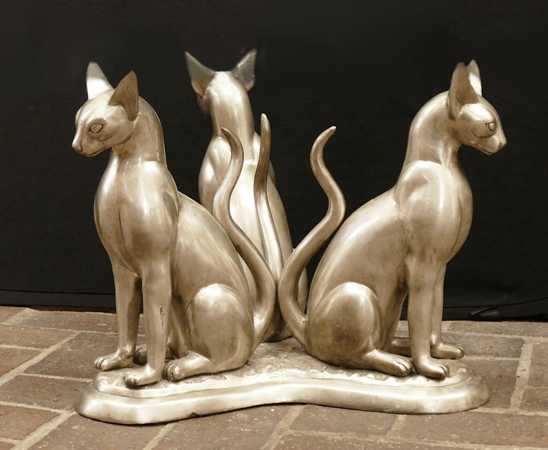 1 Tischfuß nztl.: 3 ägyptische Bastet-Katzenfiguren als Metallsockel ca. H 41cm,