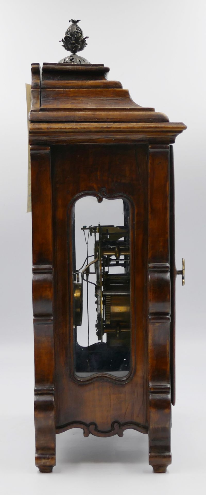 1 Tischuhr/Stockuhr lt. beiliegender Schätzung fränkisch um 1750, Holzgehäuse beschnitzt, emailliert - Bild 3 aus 5