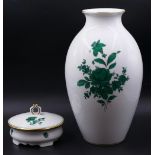 1 Vase, 1 Deckeldose Porzellan Wien AUGARTEN, 20. Jh., Dekor "Maria Theresia in Kupfergrün",