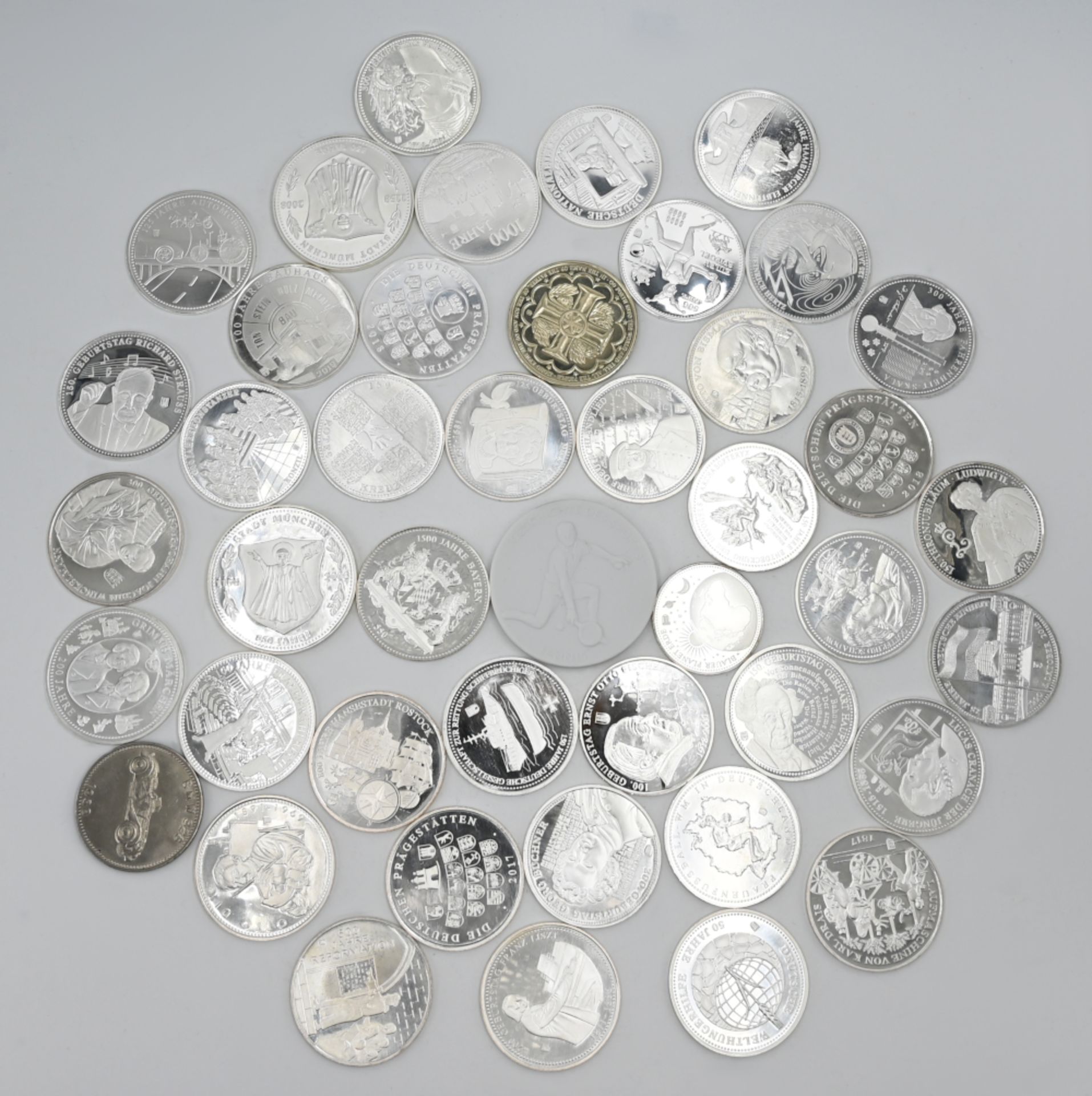 1 Konv. Medaillen, wohl größtenteils Silber, z.B. zum Jubiläum 1500 Jahre Bayern, Sammeleditionen ve